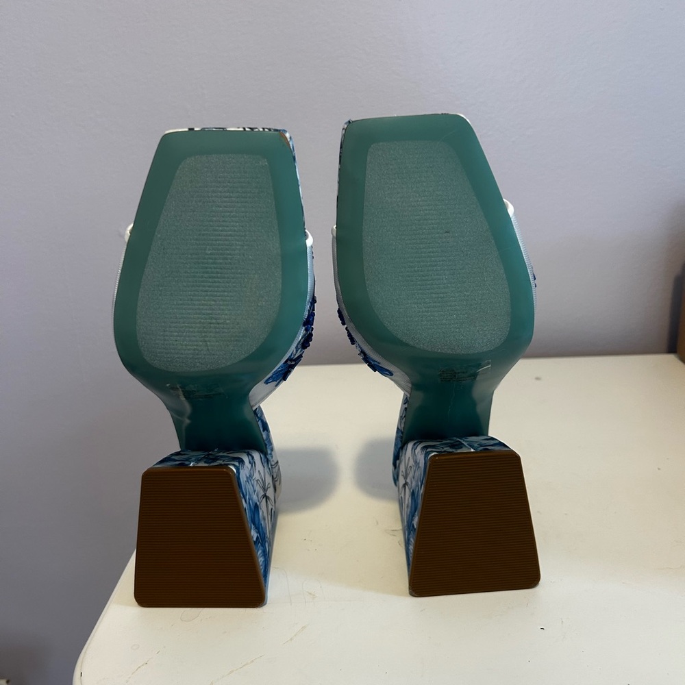 Betsey Johnson ROO Blue Floral Heels - Picture 3 of 5